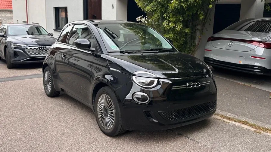 Fiat 500e Top-Ausstattung “Icon” 23,8 kWh, schwarz